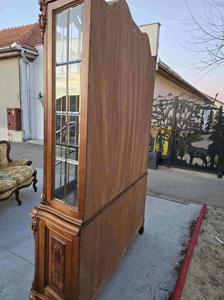 Vitrina din lemn cu geam de cristal fațetat
