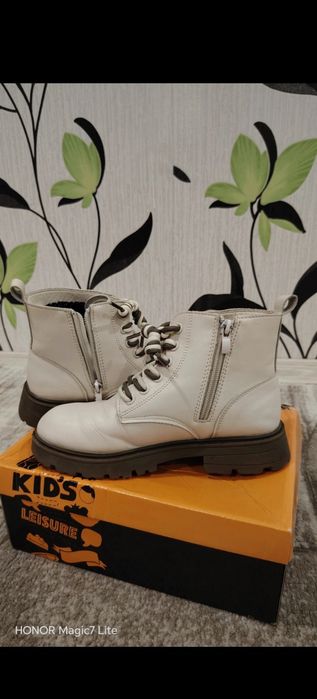 Ghete crem mărimea 35, interior aproximativ 22cm