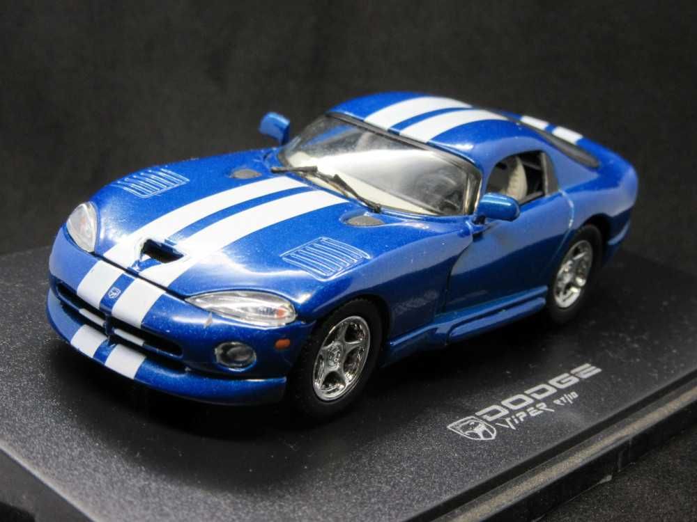 Macheta Dodge Viper SRT Universal Hobbies 1:43