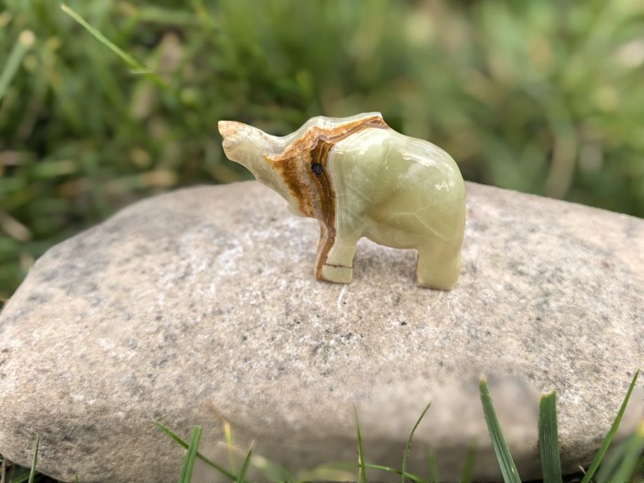 Слонче от мраморен оникс