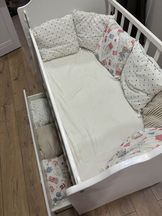 кровать для малышей,стеллаж,кровать для детской комнаты,малыши,младенц