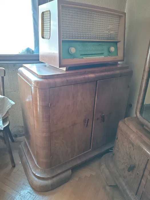 Mobila de lemn placata cu lemn de nuc