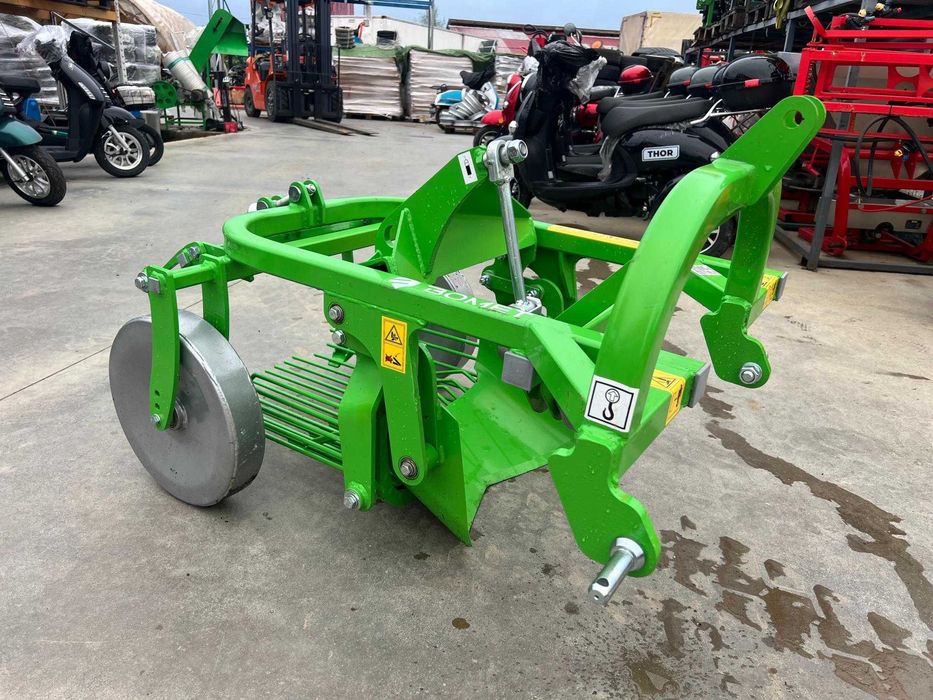 Utilaj nou recoltat cartofi, jug intr-o parte, lateral, spate Agramix