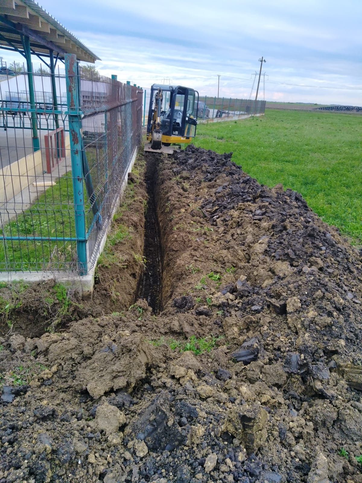 Închiriez excavator9t miniexcavator și miniincarcator  cilindru compac