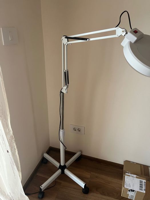 Lampa pentru cosmetica