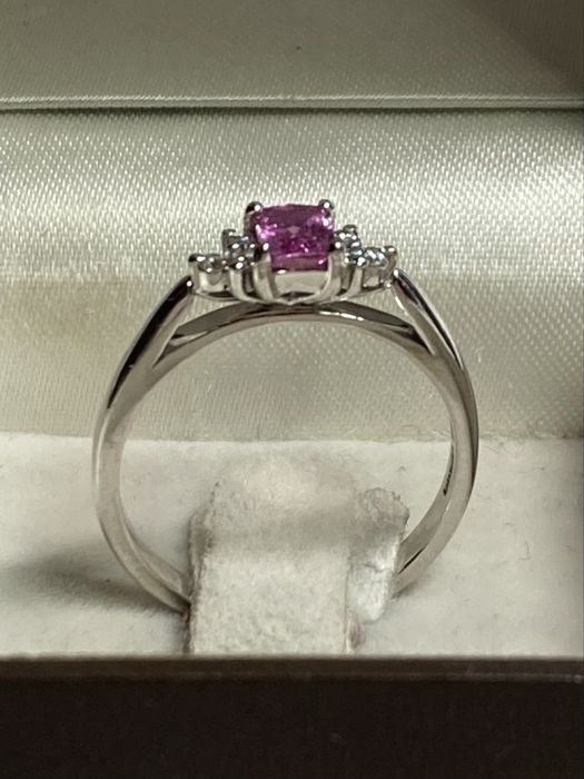 Inel aur alb 18kt.cu pink safir si diamante