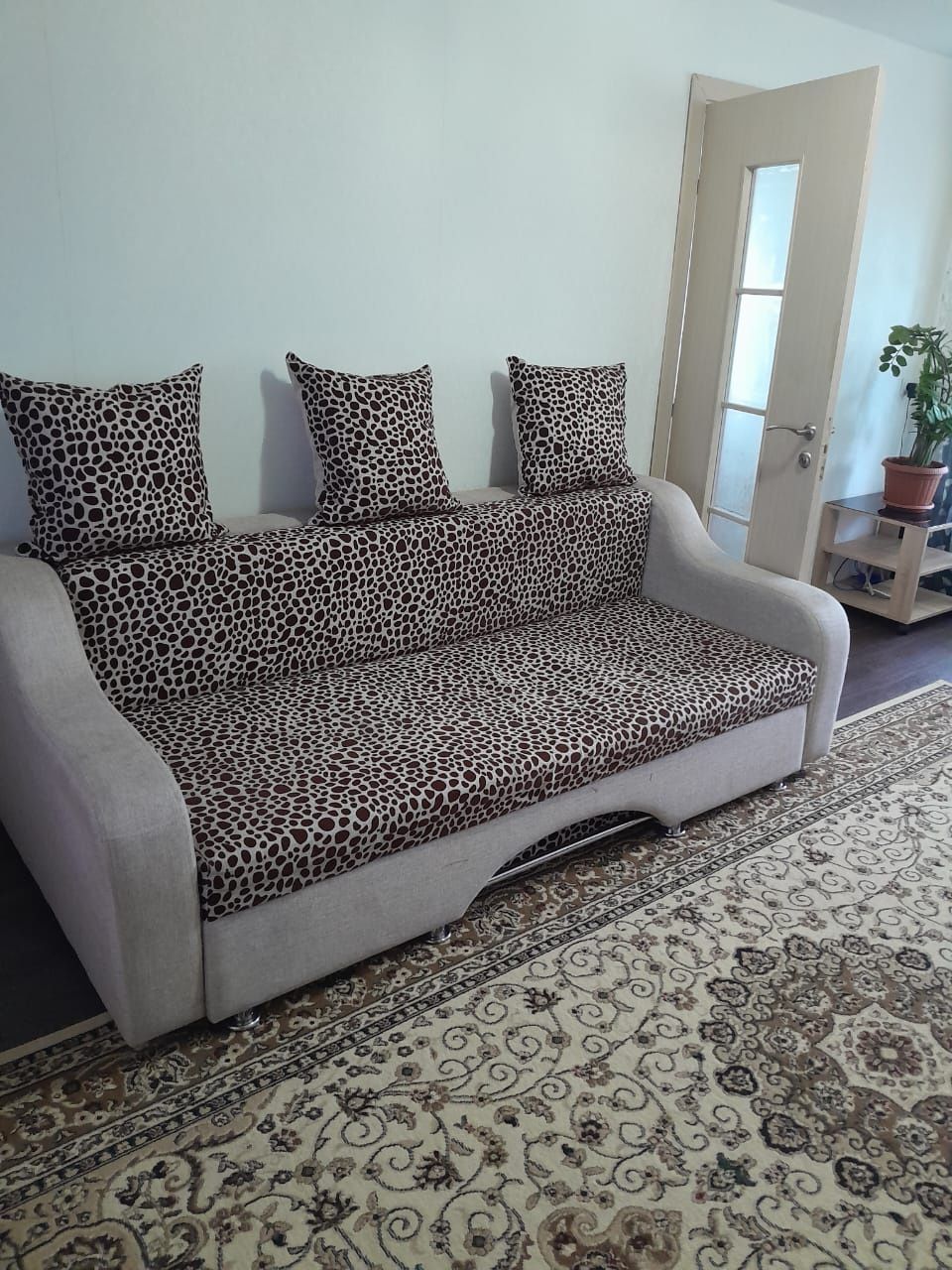 Продается диван с кресло -кроватью в хорошем состояний