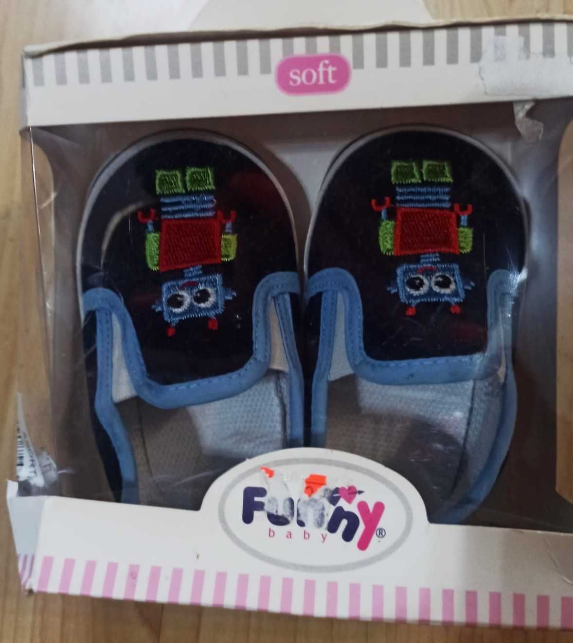 Нови буйки пантофи обувки бебешки номер 17 с робот