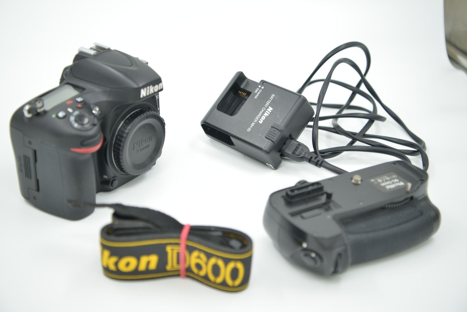 Body Nikon D600 full-frame stare excelenta cu accesorii