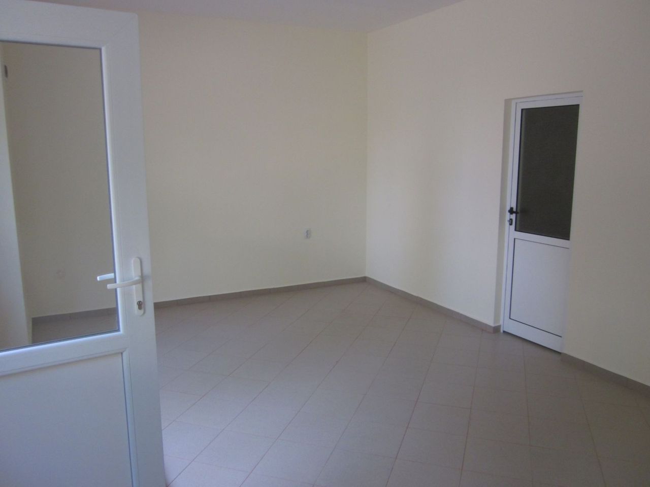 Дава се под наем Гараж / Паркомясто в Велинград - 40 кв.м за 280.5 € - Снимка #1