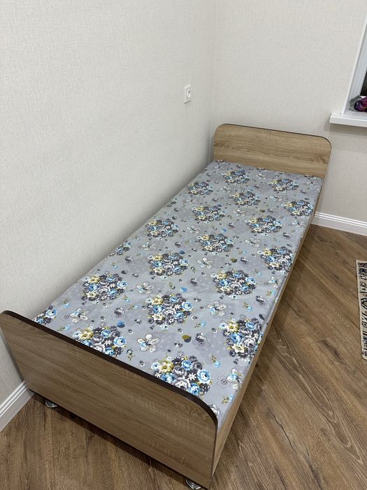 Кровать деревянная
