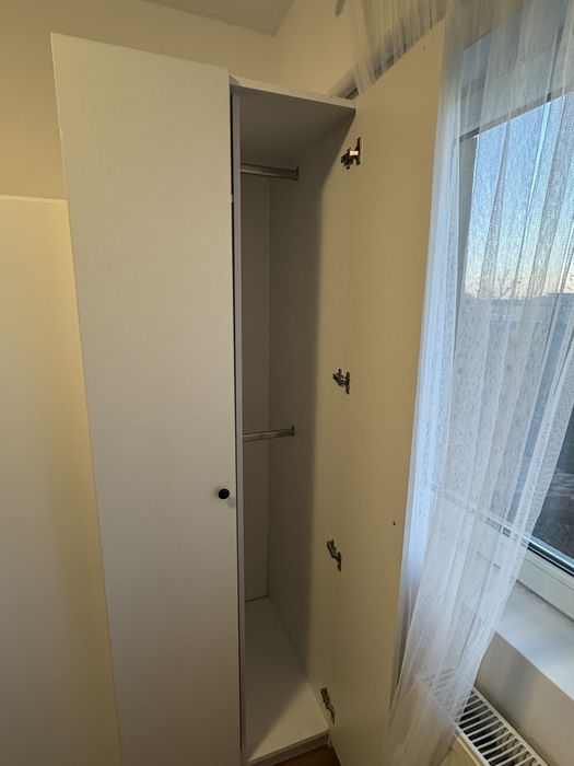 Dulap alb cu două uși, bara pentru umerașe + rafturi