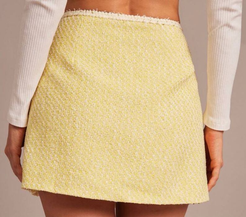 Елегантна пола от букле в бледо жълто с подплата.