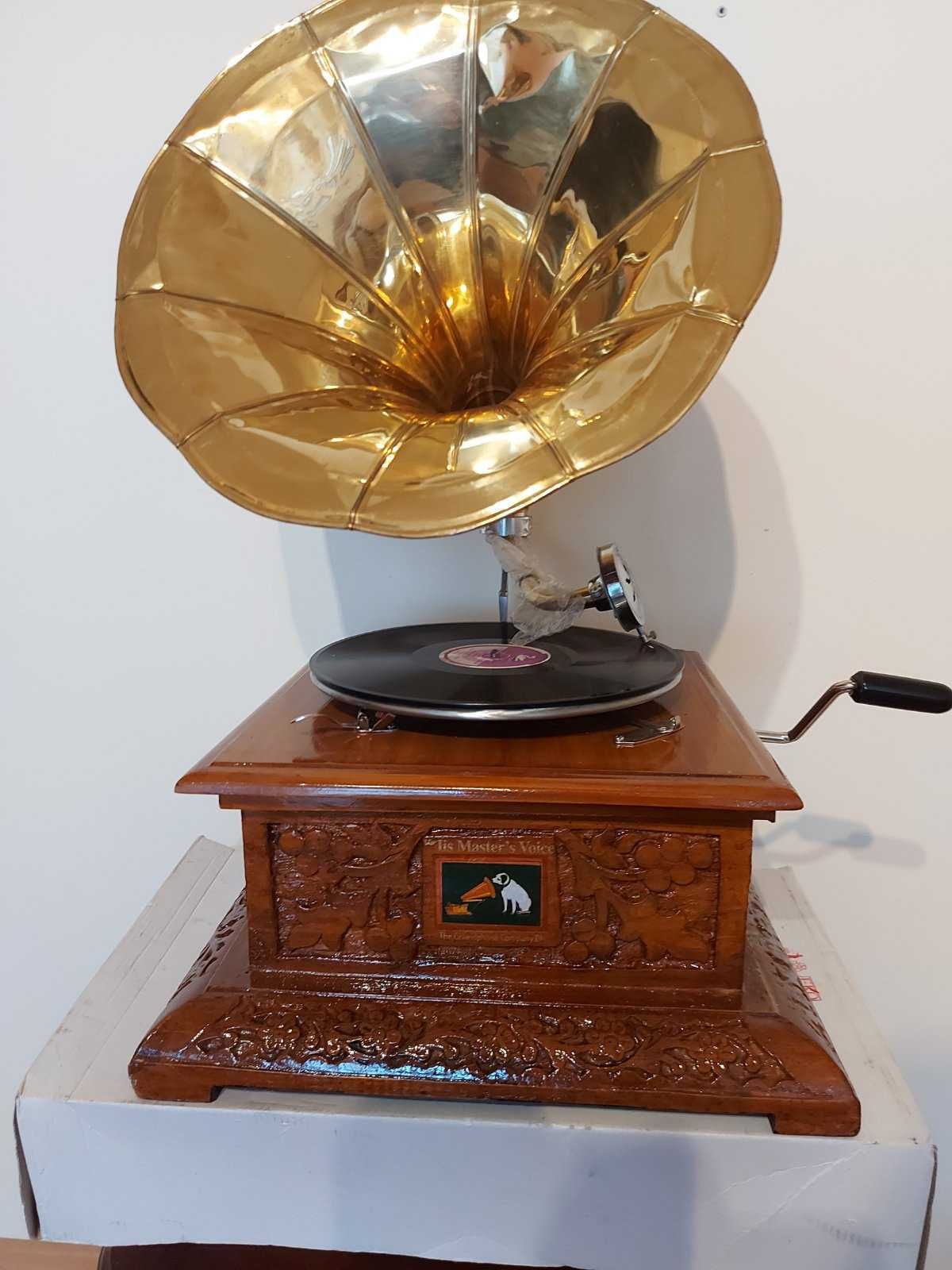 Грамофон с фуния- модел от началото на 20в. -реплика