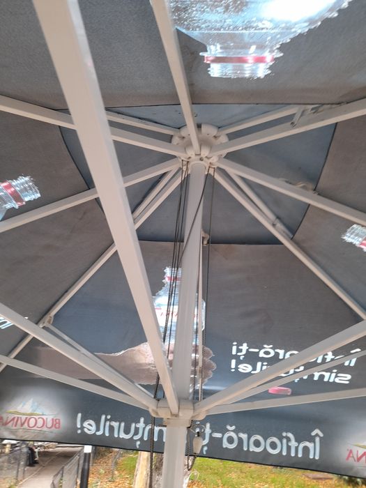 Vînd umbrelă mare*