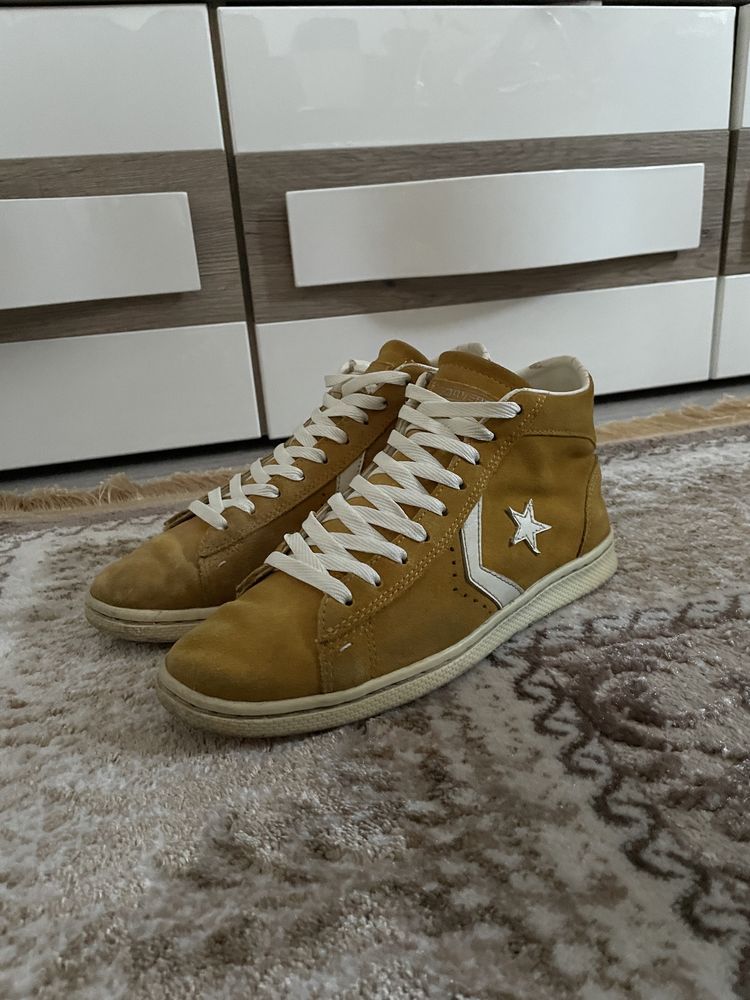 Vând sneakersi converse