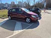 Мерцедес B200 -лек автомобил