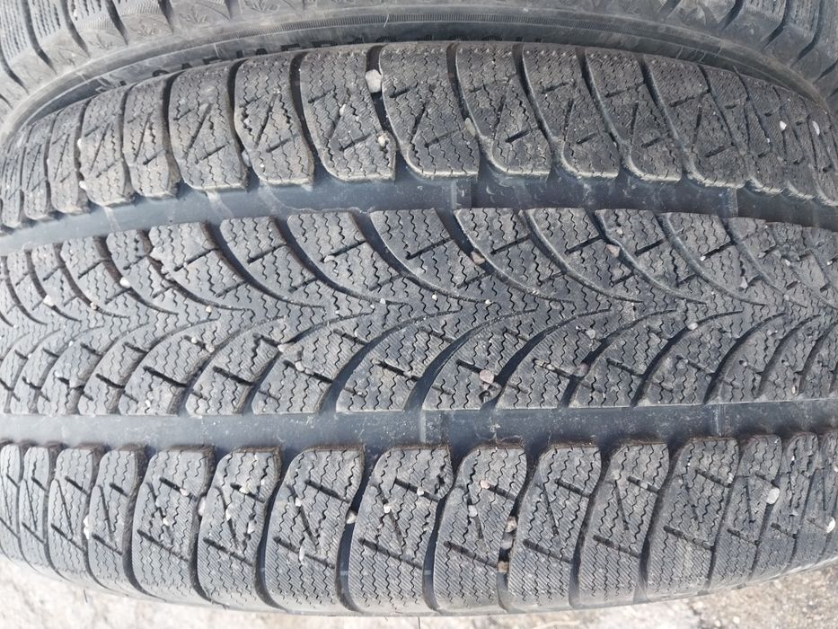 4 шины Triangle 245 45 R19. Один отличается рисунком.