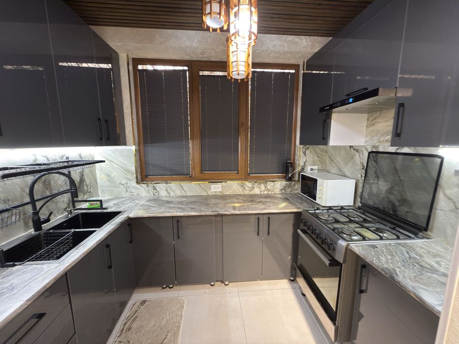 Срочно сотилади 4-хона 2-этаж 9-этажли домда лифт тараф. Согдиана