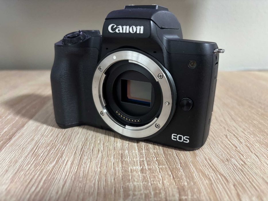 Canon M50 + Obiectiv 15-45mm + Card 32GB + Cablu date original