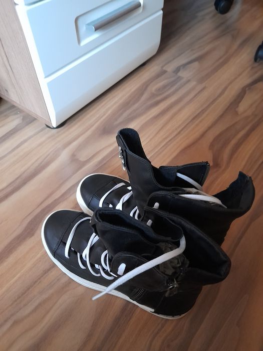 Чисто нови високи обувки