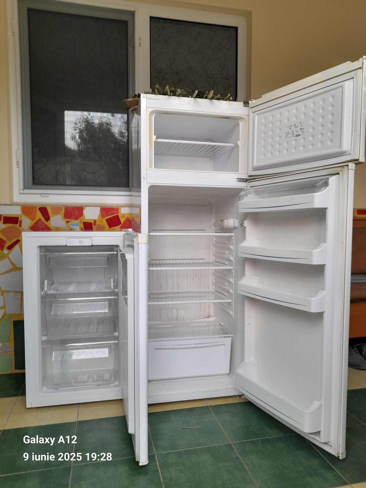Frigider cu congelator si congelator cu 3 sertare 700lei fiecare