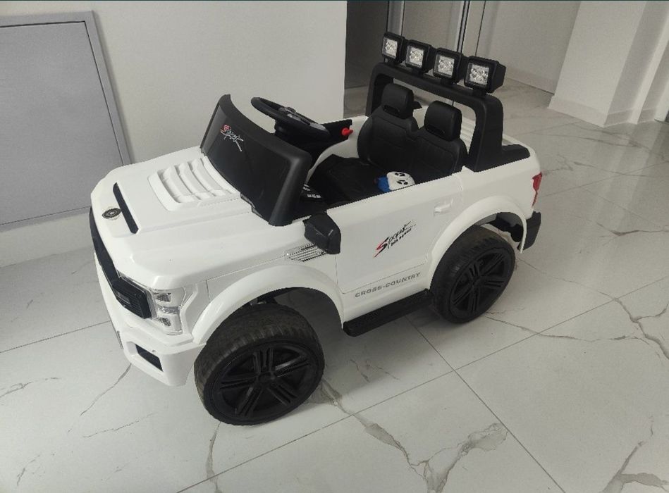 Mașina electrica pentru copii jeep nou cu telecomanda și baterie mare