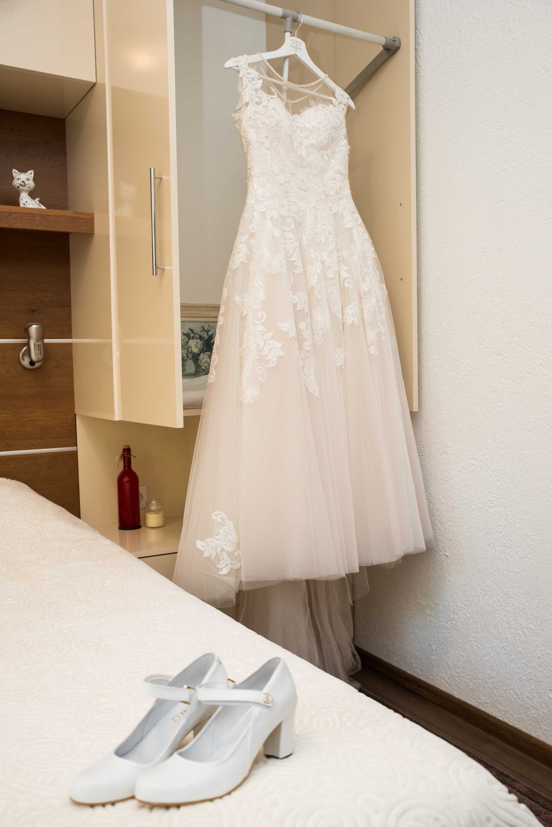 Булчинска рокля в кремаво-бял цвят