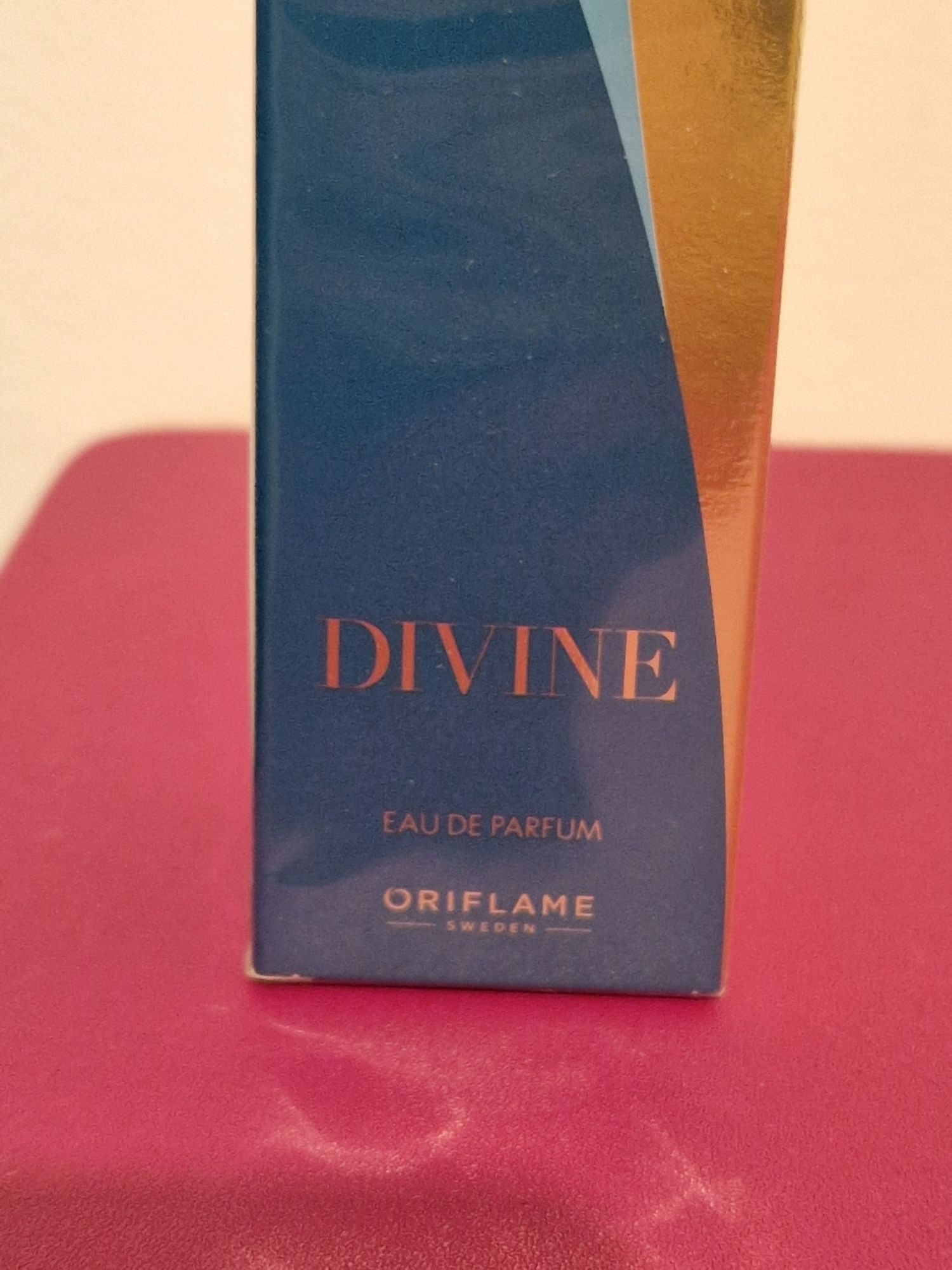 Apa de parfum Divine