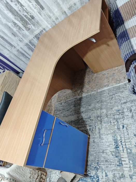 Стол компьютерный.