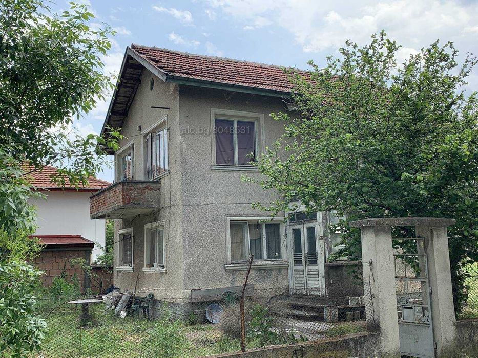 Масивна двуетажна къща в село Книжовник, Хасково