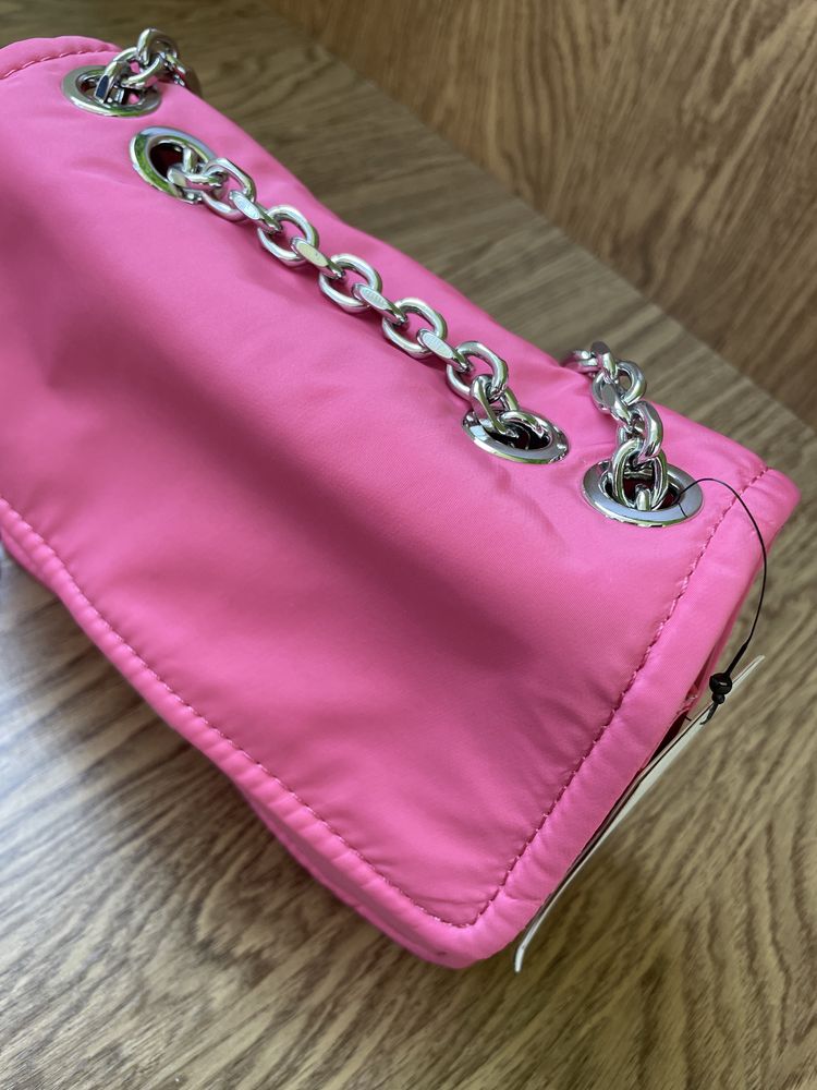 Розова чанта с метална дръжка