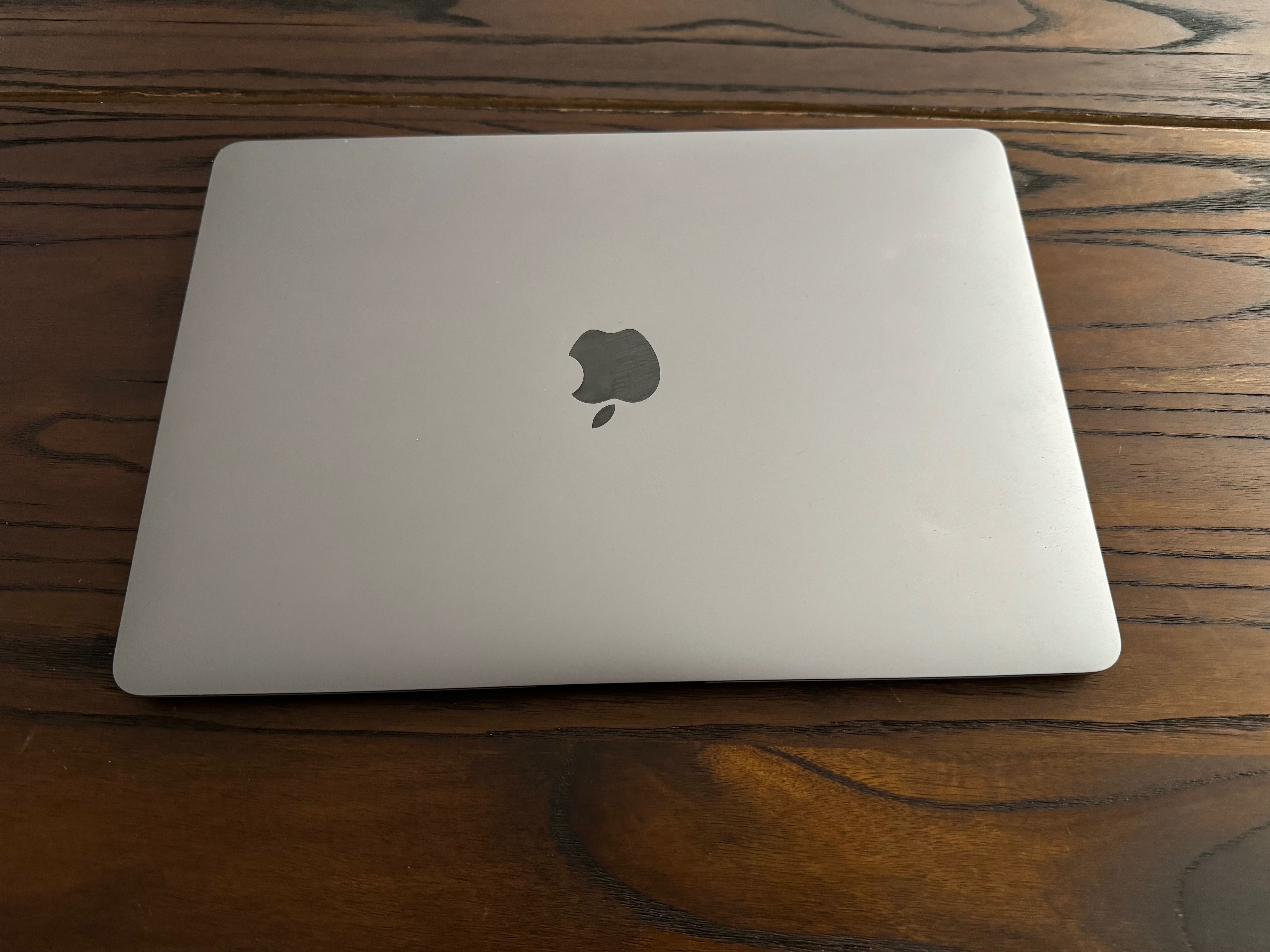 macbook air 13" 2019 i5 8gb RAM SSD 120gb