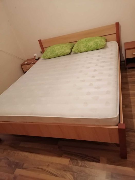 Продавам спалня от светло дърво, матрак, 2 възглавници
