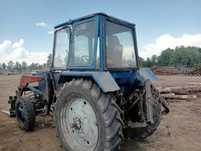 Продам трактор МТЗ 82 имеются стагумент ковшик вилы,,,два колеса перед