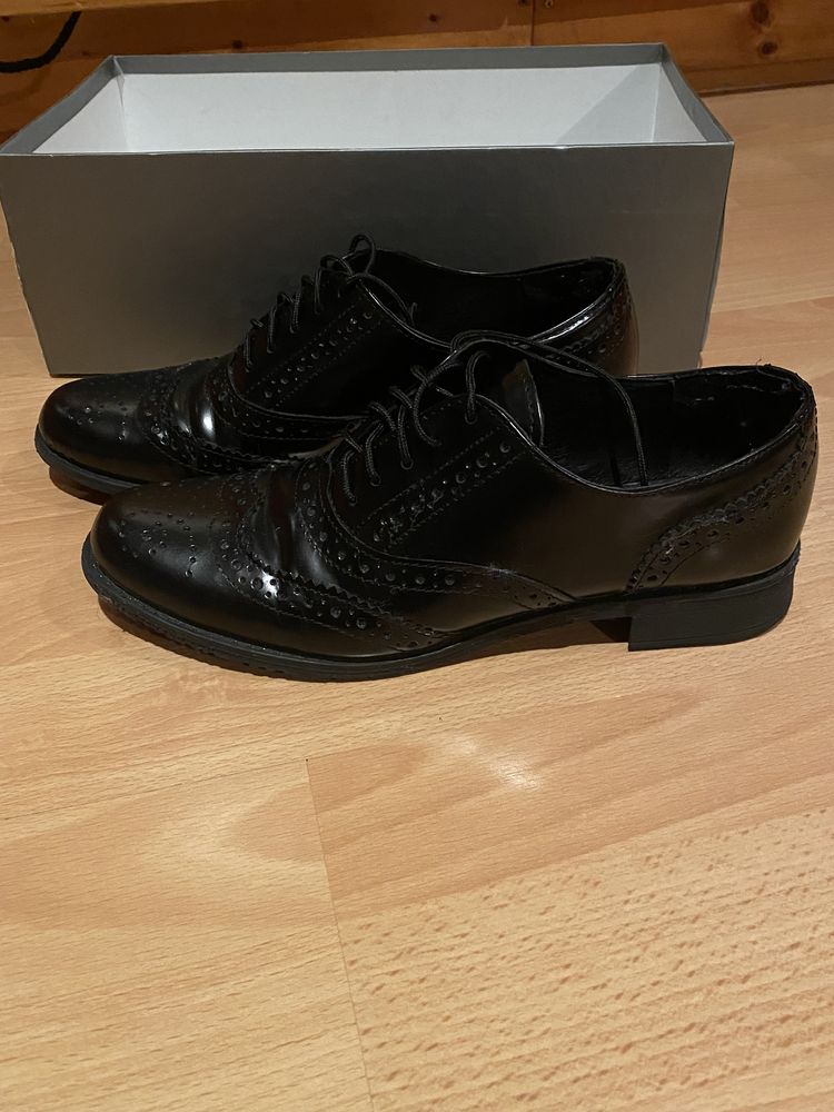 Елегантни обувки тип Oxford
