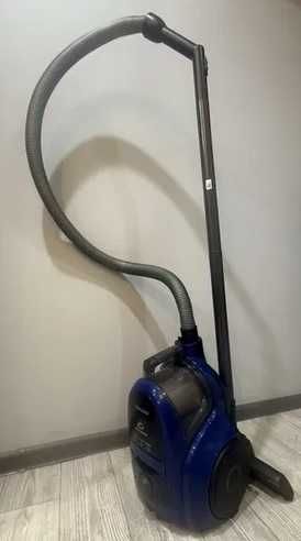 Пылесос Samsung в рабочем состоянии.