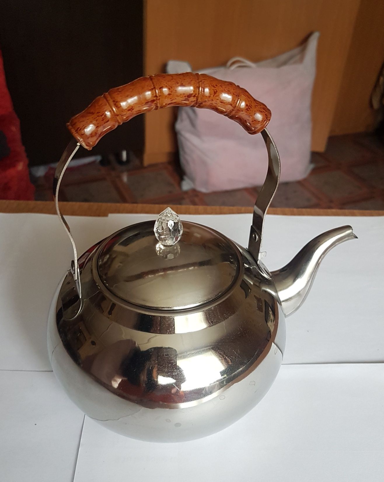 Новый маленький железный чайник для заварки с сеткой