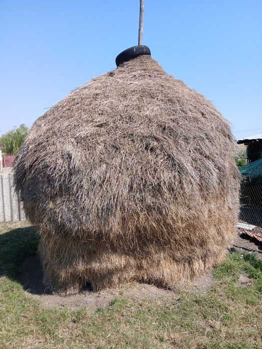 Vând cărucior pentru copii și baloți de fân și o claie