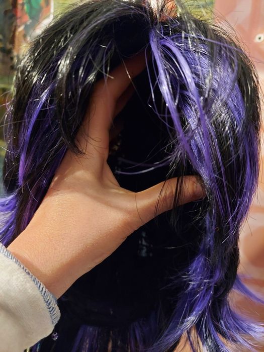 Vand peruca noua . Negru cu suvite mov exact cea din imagine