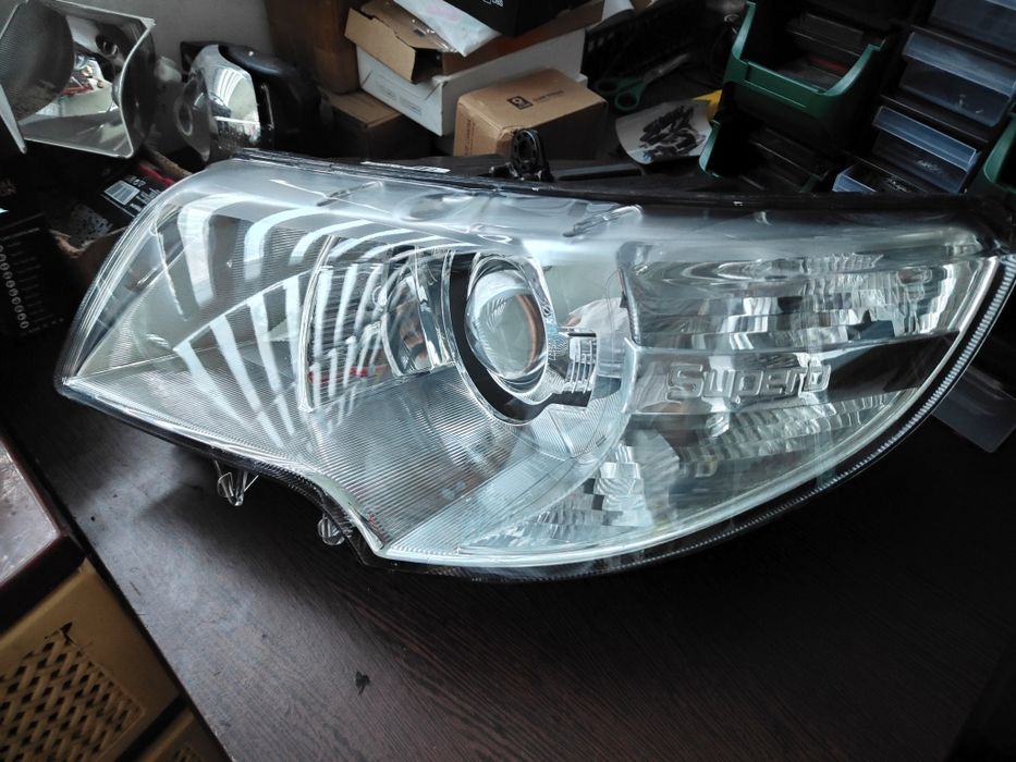 Far bi-xenon adaptiv Skoda Superb 2