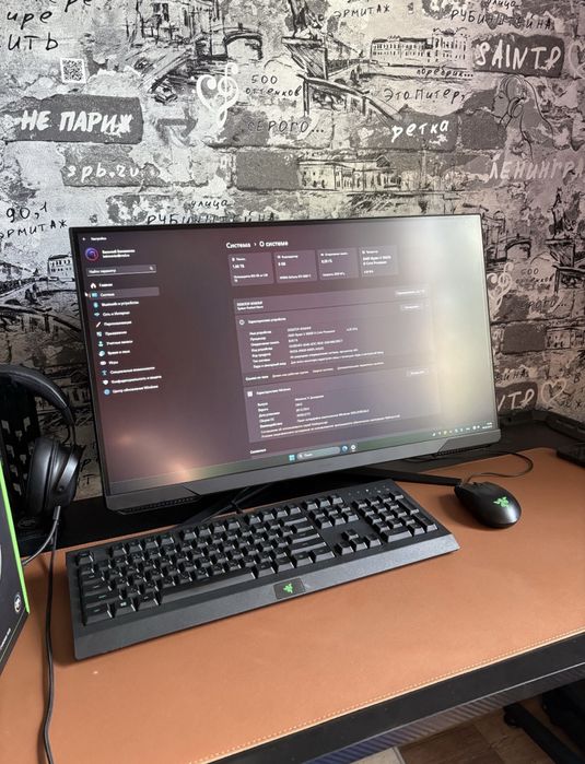 Игровой ПК в сборе: монитор, наушники, клава, мышь, системный блок