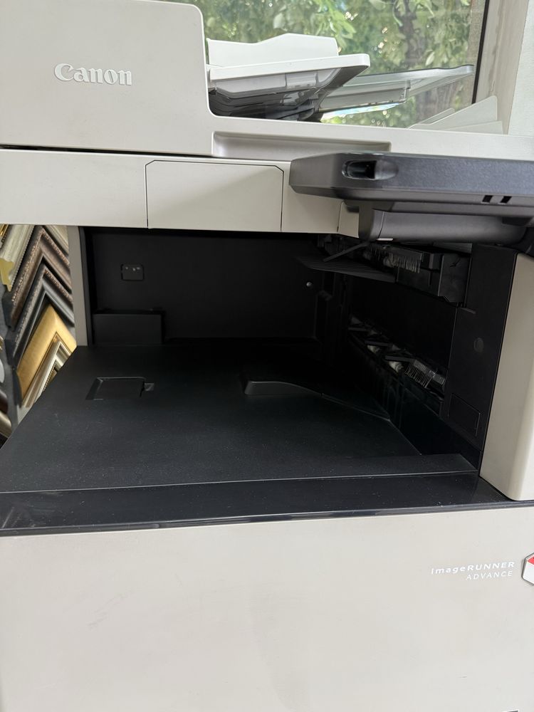 Продавам цветна копирна машина Canon C3320i