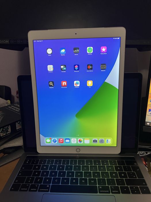 Vând iPad Pro 12.9” 256 GB, WiFi cu Magic Keyboard