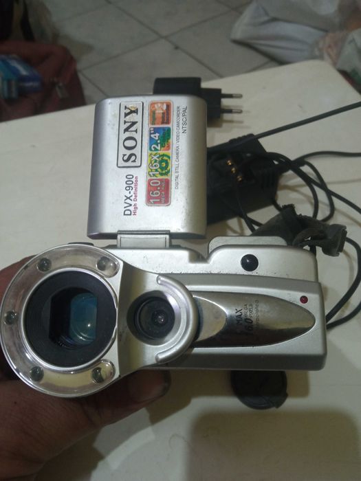 Pachet Cameră video Sony + 2 DVD portabile
