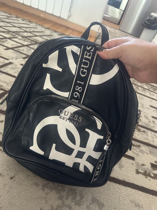 Раница Guess.
