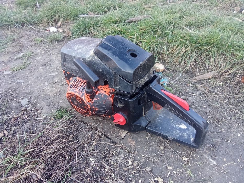 Vând o drujba e destul de buna daca se repara are un motor de 58putere