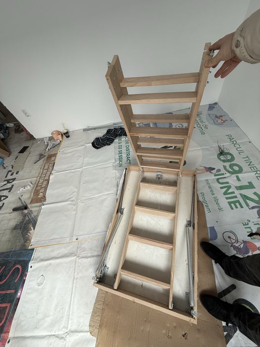 Scara acces mansarda.