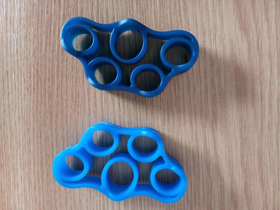 Set 2 bucati.Antrenor pentru  rezistenta degete,de silicon.Noi.Pret 20