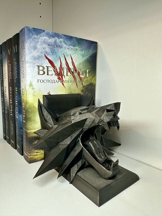 3D принтирана поставка за книги „Вещерът“ – глава на вълк